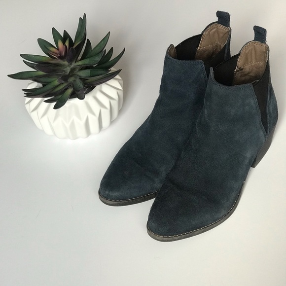 White Mountain Shoes - White Mountain • Hammond Suede Chelsea Boot